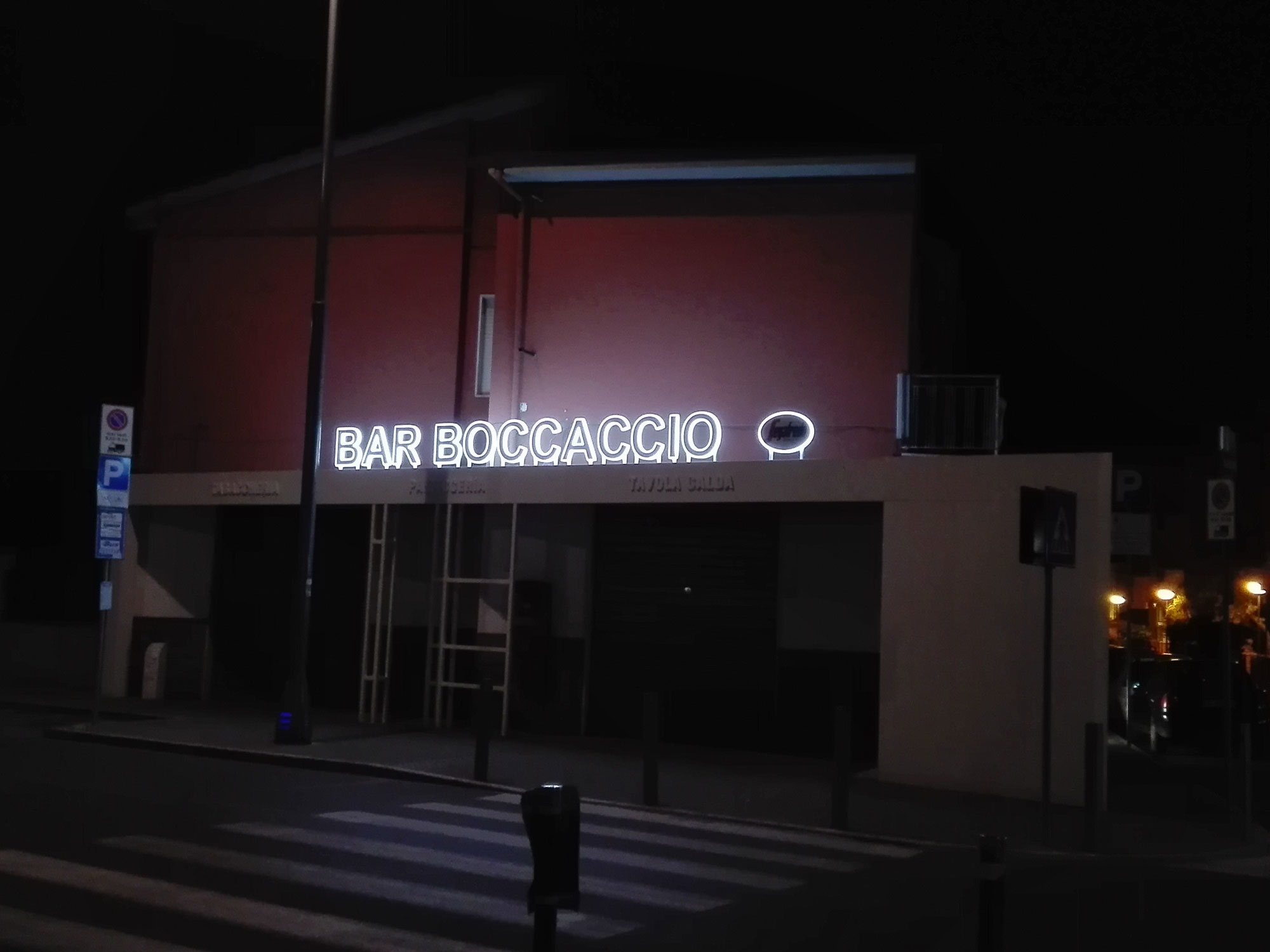 insegna-plex-notte